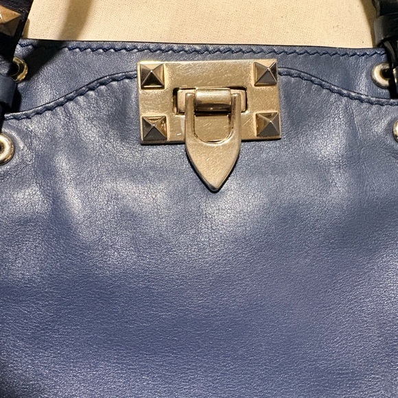 Valentino Garavani Blue Vitello Rockstud 2 Ways Small Shoulder Tote Bag - Picture 5 of 8